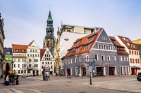 Marktplatz in Zwickau mit historischen Gebäuden und Dom im Hintergrund.
